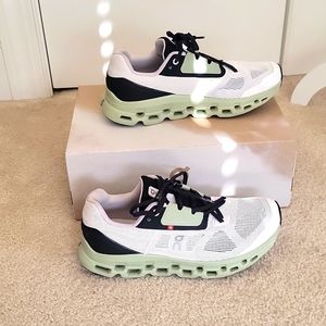 On Running Cloudstratus sneakers